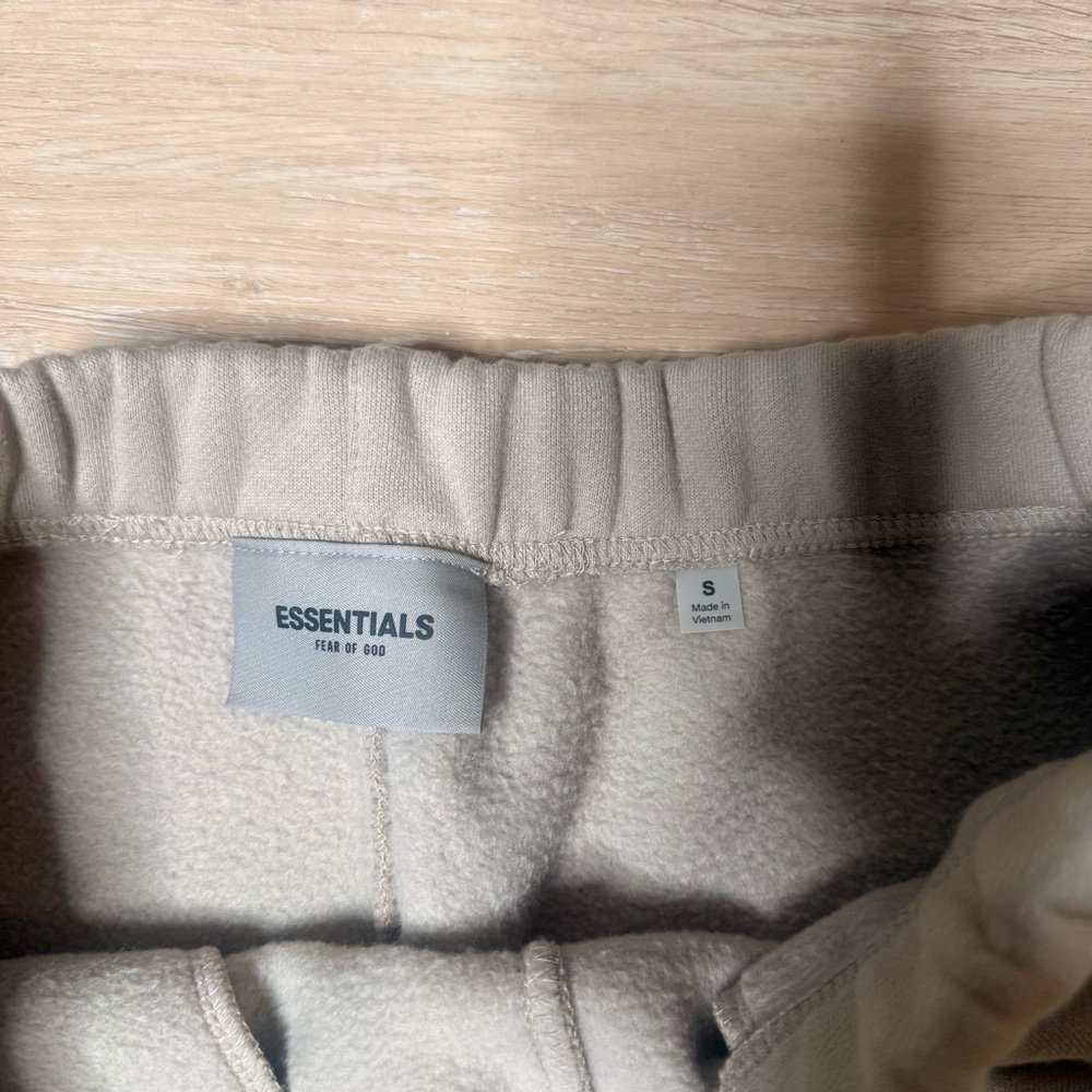 ❌SOLD❌ Fear of God Essentials Taupe Athletic Fleece Shorts size Small - Picture 2 of 3